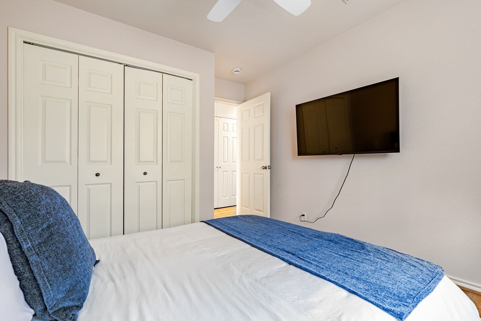 Guest bedroom 2, closet view