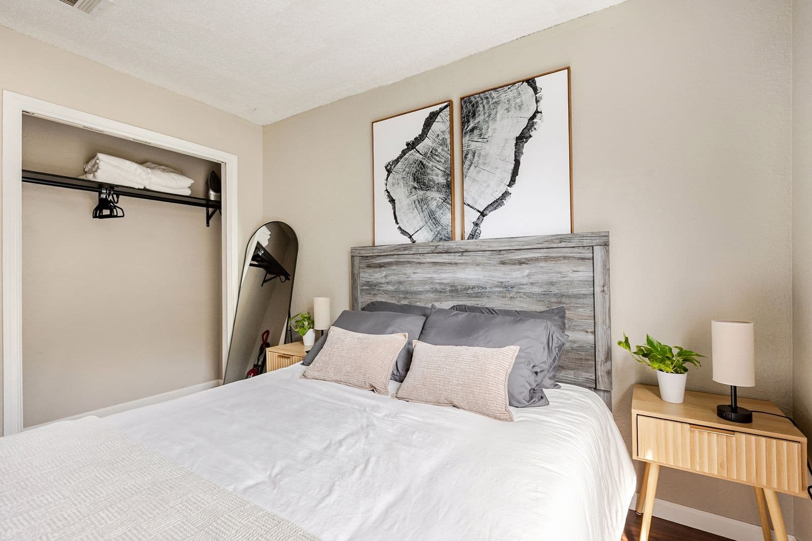 Guest bedroom 1, closet view